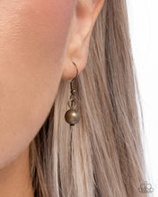 Load image into Gallery viewer, Wiry Wreath - Brass Paparazzi Accessories