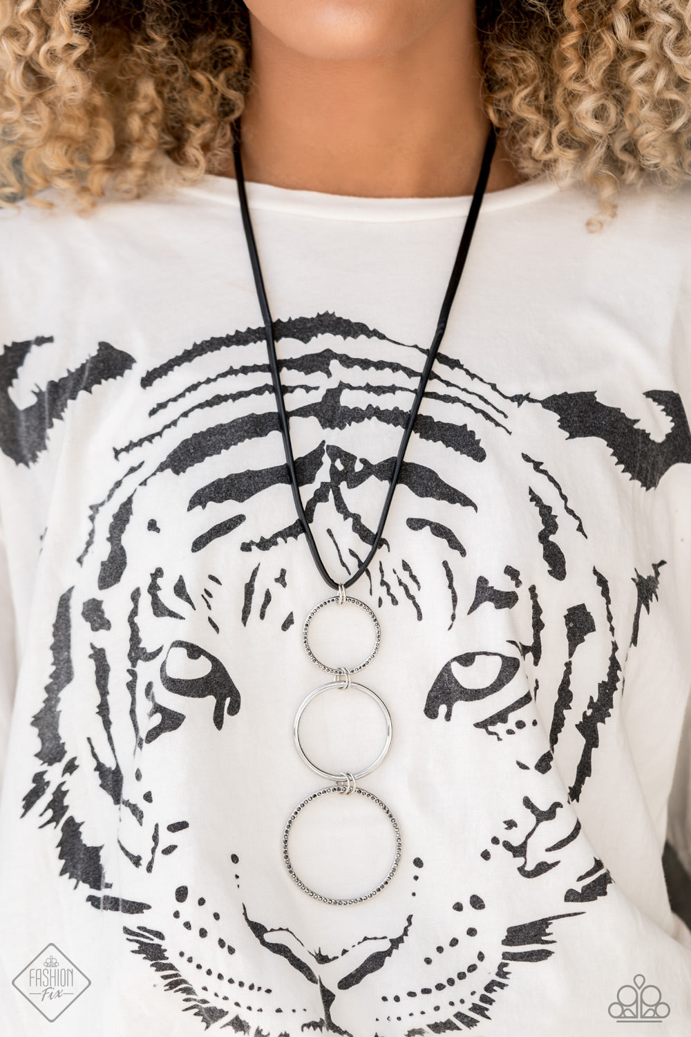 Curvy Couture Silver Necklace Paparazzi Accessories